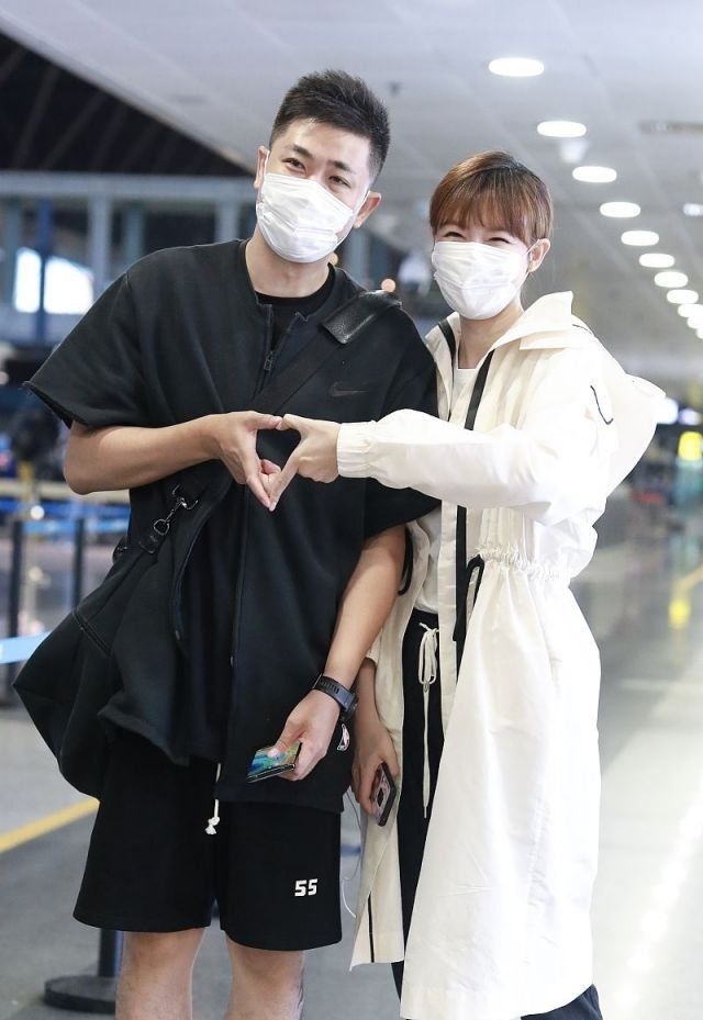 李艾穿阔腿裤,李艾穿抹胸裙出席活动