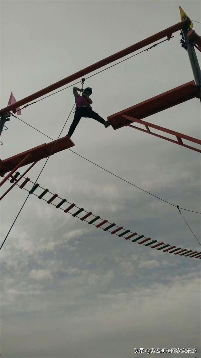 全靠8根钢柱支撑的玻璃栈道你敢挑战吗？保定狼牙山泽疆公寓酒店