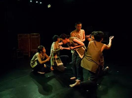 许三观卖血记的苦难表现,许三观的苦难是从什么时候开始的