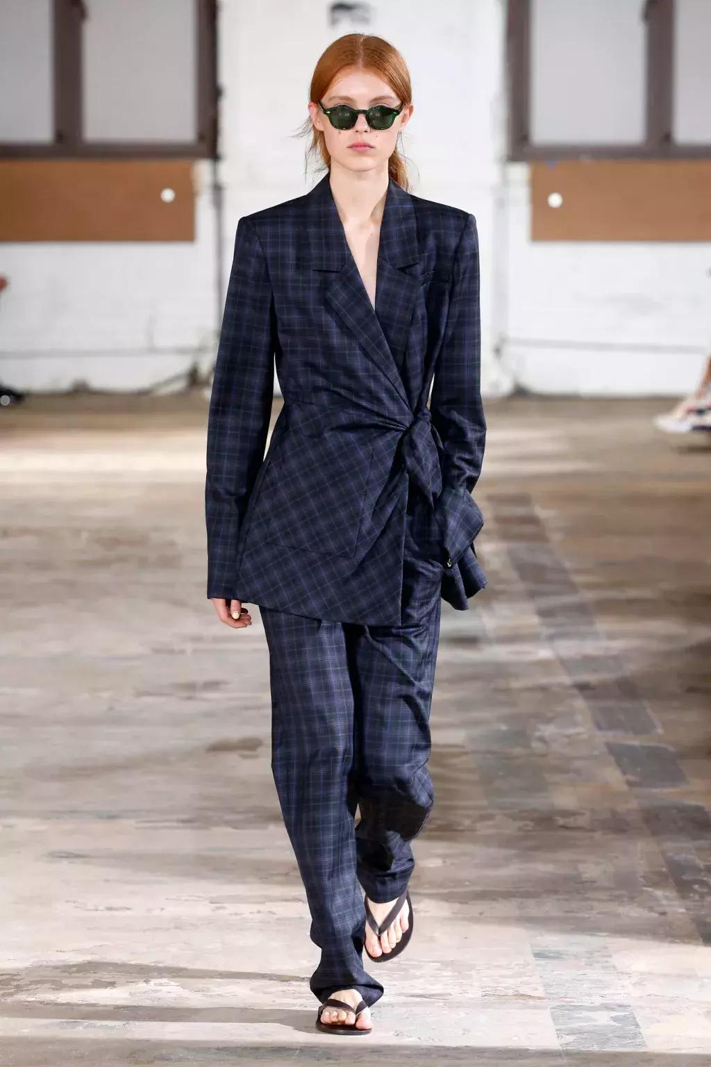 穿上西装我就必须彬彬有礼,像大人一样穿上一身帅气西装