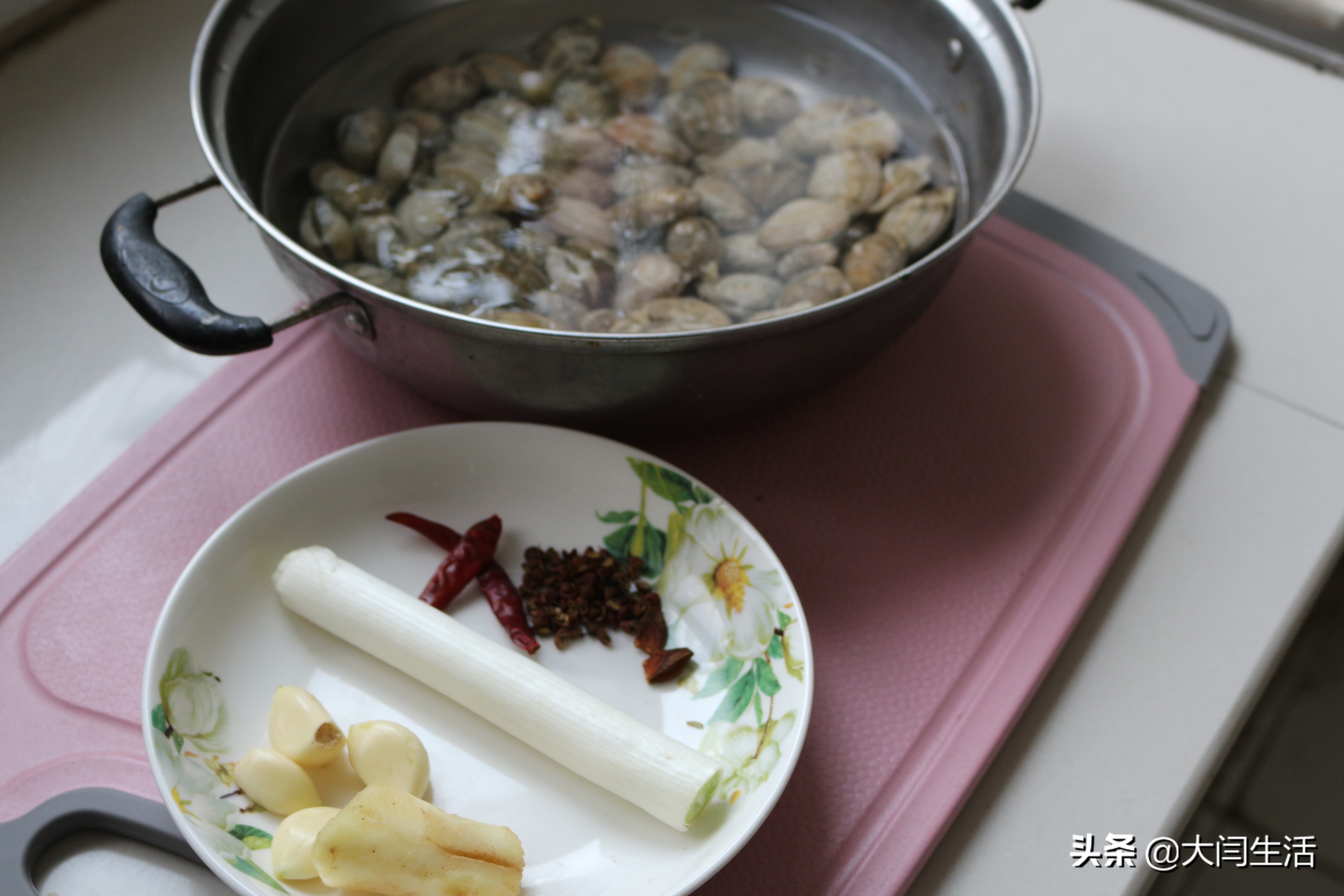 炒花蛤怎么吐沙干净,花蛤吐沙的正确做法