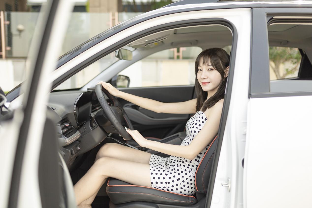 美女淘宝店主当车模,为爱车打CALL,能发微信的RS-3让她时刻在线