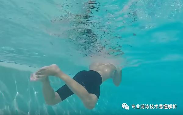 简单易学的蛙泳，16条细节错误一条没中的举手