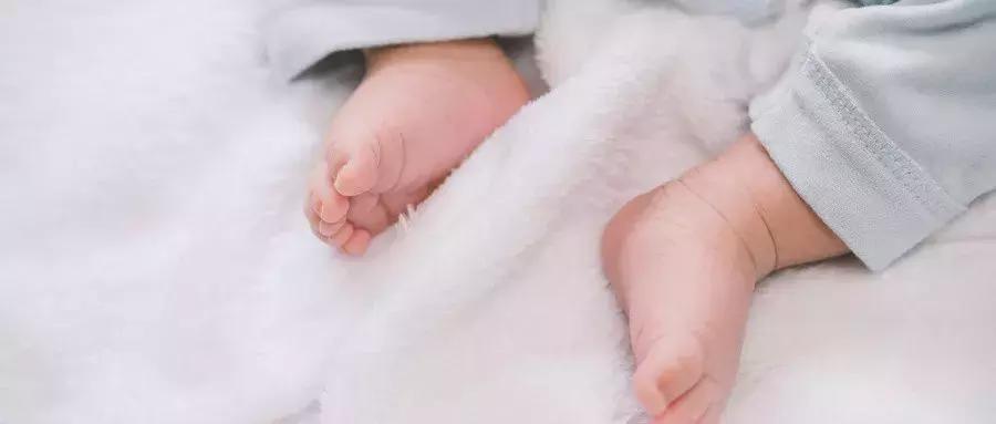 新生宝宝应该吸奶嘴吗,初生儿要挤乳房吗