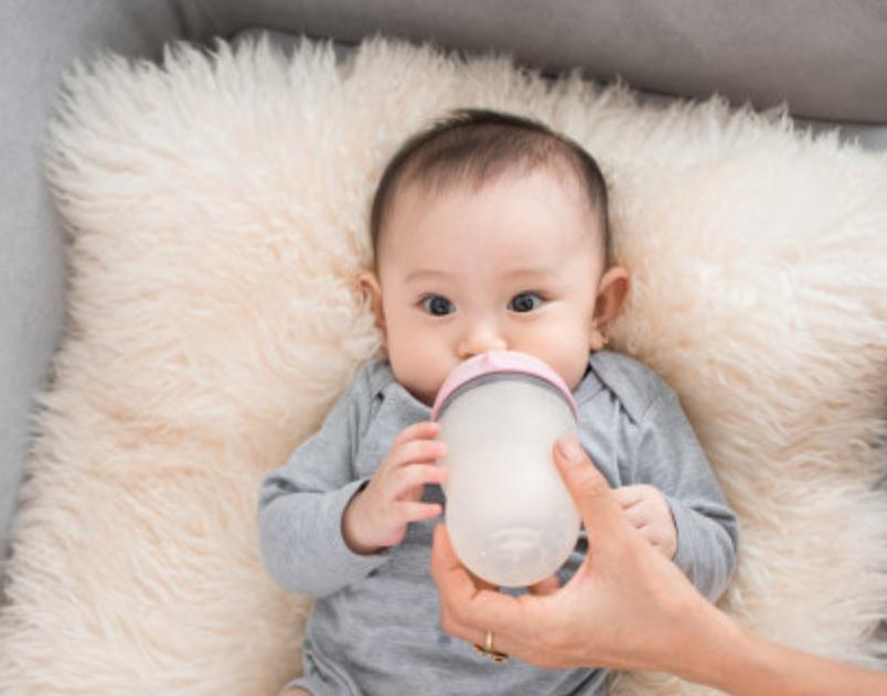 四个月的宝宝厌奶哭闹是什么原因,厌奶期宝宝饿疯了喂还是不吃