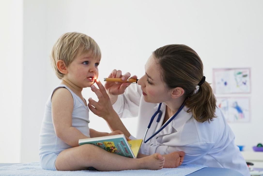 2岁宝宝吃鱼卡鱼刺了医生怎么拿,3岁宝宝吃鱼卡到鱼刺症状