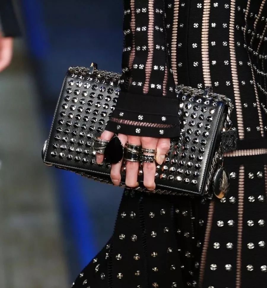 非诚勿扰成功牵手后送手表 (非诚勿扰牵手成功送名牌包包)