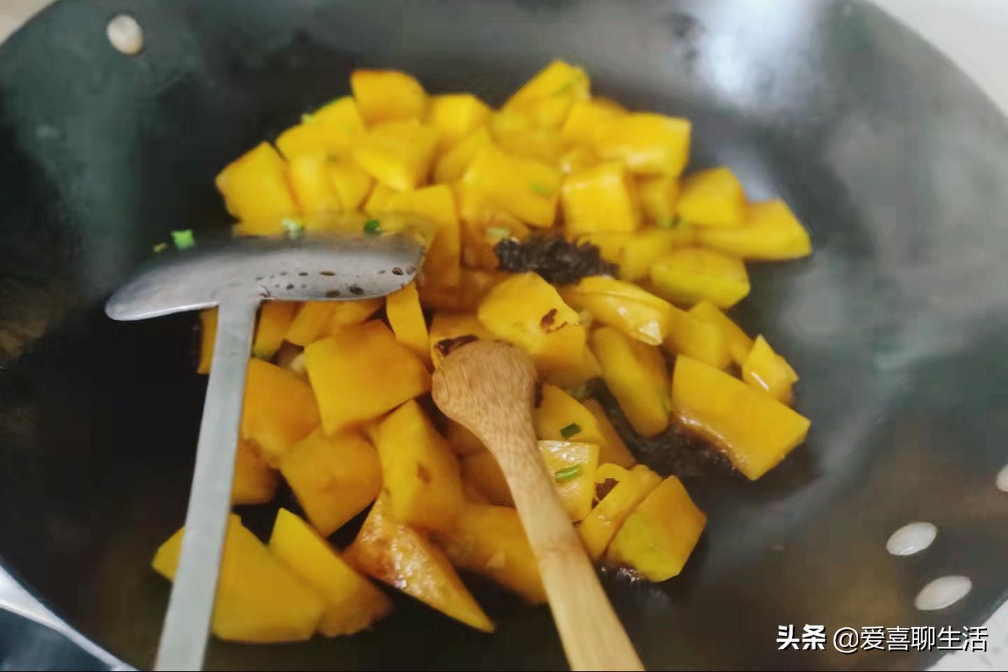 秋季，少吃土豆多吃它，买来去皮切块，锅中一炒，软糯喷香真馋人