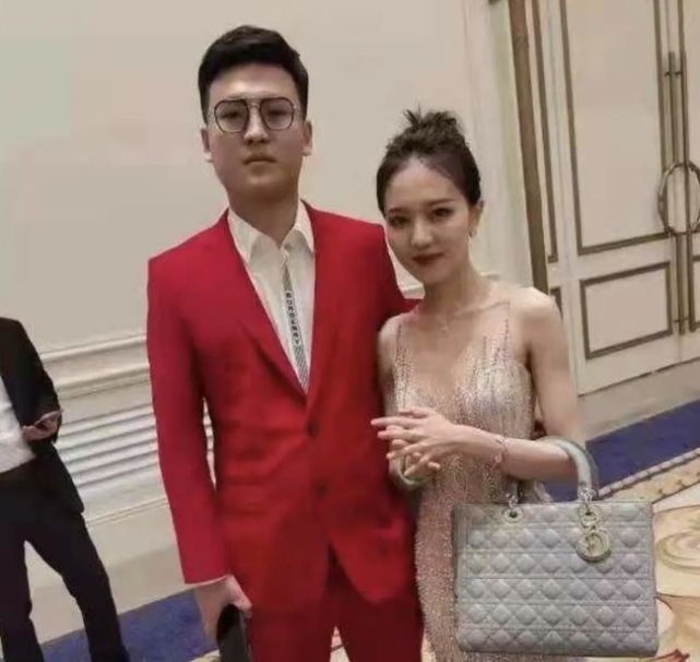 疑似项思醒与代购聊天记录曝光，3580元买假包找男友报销45500元