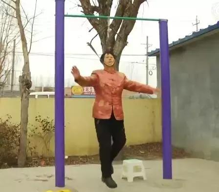 青岛大妈上吊式锻炼治颈椎!还能吊着睡觉!网友:你大妈永远是你大妈!