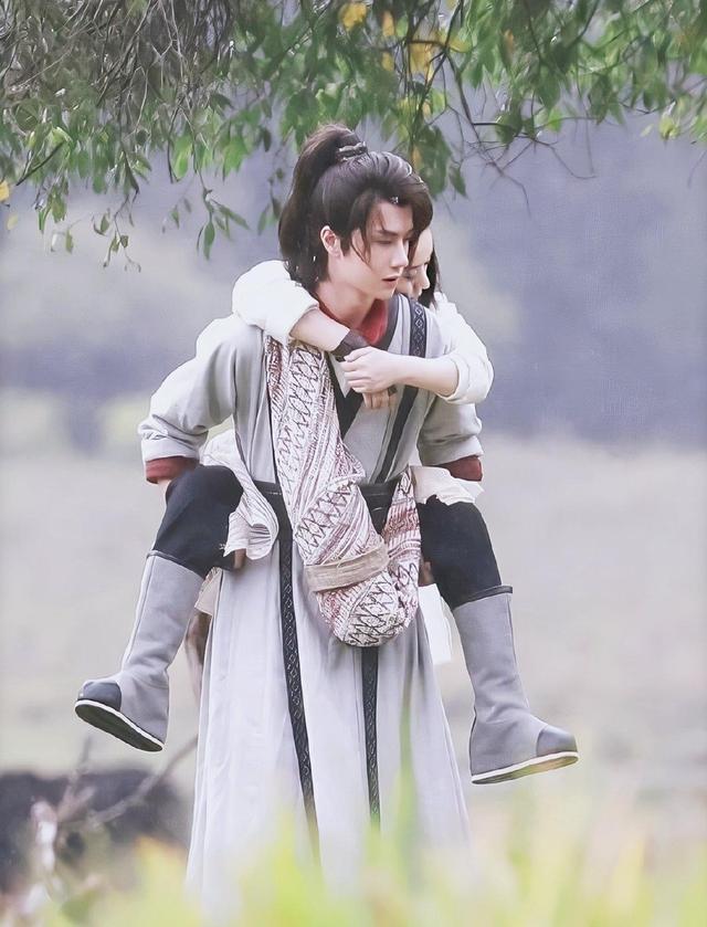 赵丽颖端着饭哭的视频,赵丽颖深夜发个汉堡的图片