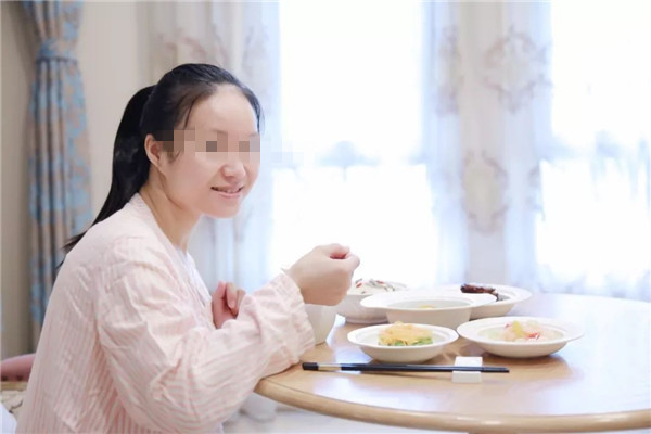 坐月子24天就来了大姨妈正常吗,刚出月子就来大姨妈月经量大