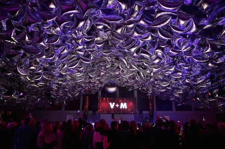 这个华人在美国被称作华人食神,80岁喜得子,老婆是美女还是硕士