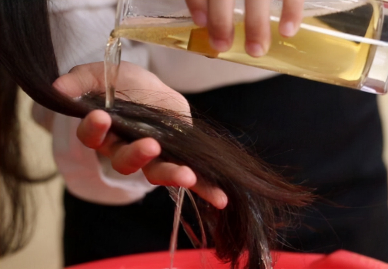 女子用硫磺皂洗三个月的头,女子坚持半年硫磺皂水洗头