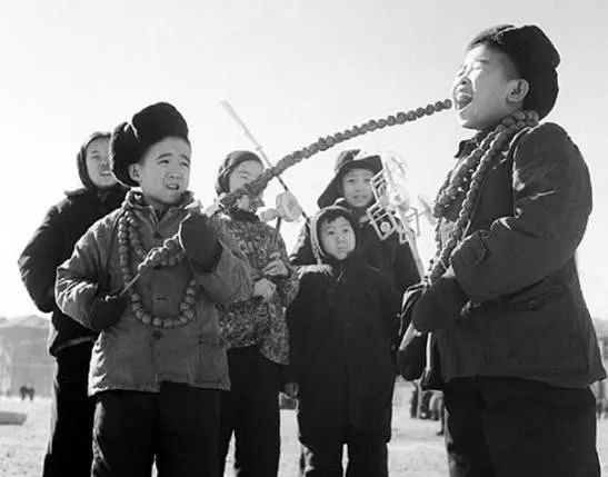 九张反映过年气氛的照片,百张罕见的过年老照片这才是年味