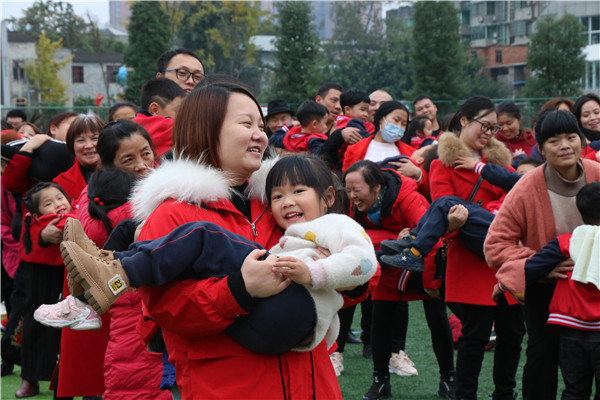 运动伴成长 足球嗨翻天金堂县赵镇第三幼儿园举行亲子冬运会