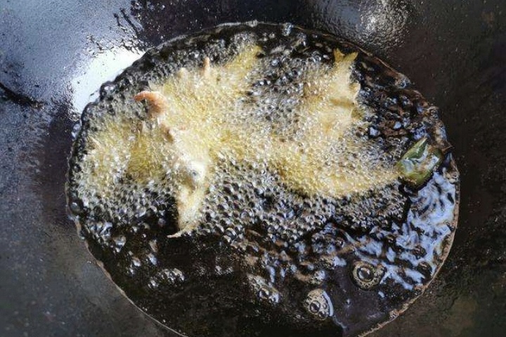 炸小鱼怎样才能炸得又酥又脆,晒干的小鱼怎么炸又酥又脆