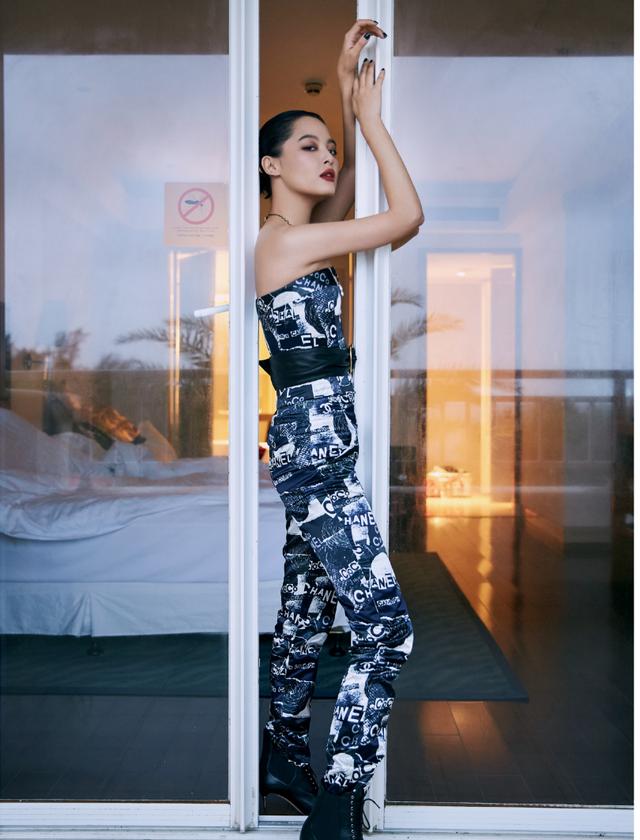 辛芷蕾黑色破洞裤 (辛芷蕾连体裤穿搭)