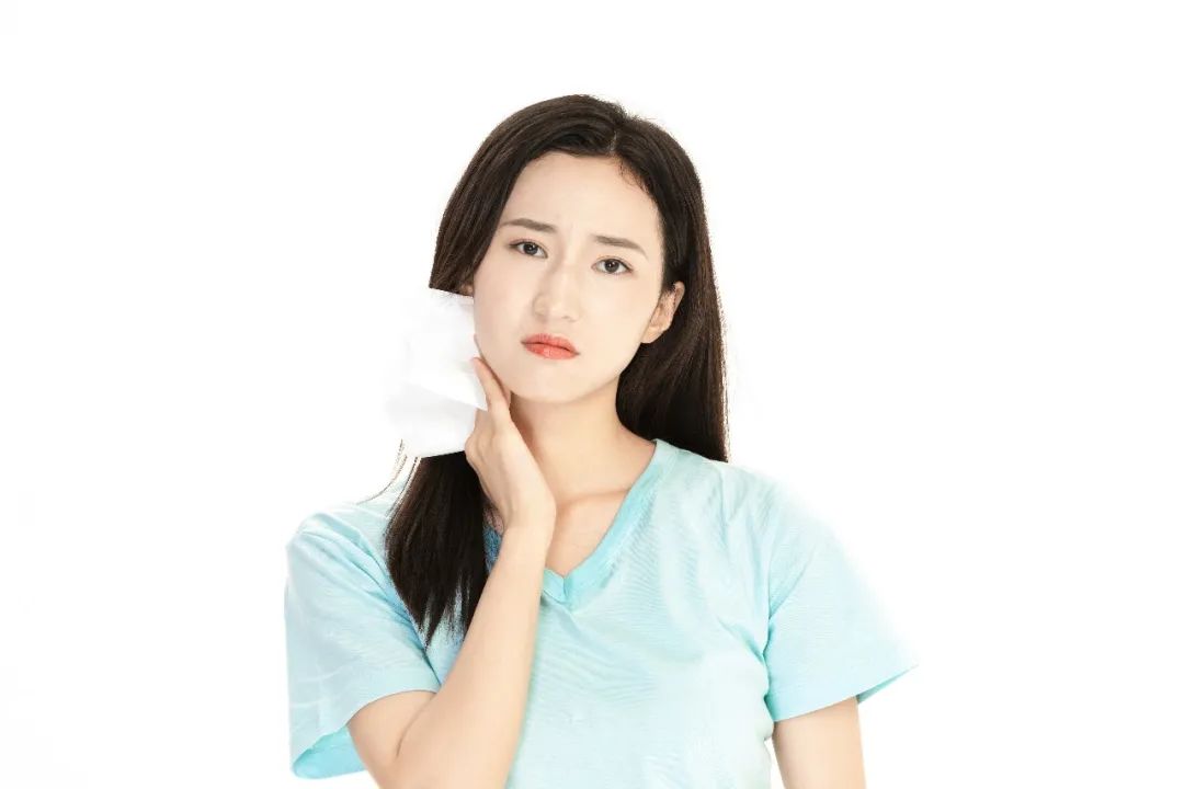 吃饭睡觉也容易出汗是怎么回事,吃饭睡觉出汗多又怕冷是什么原因