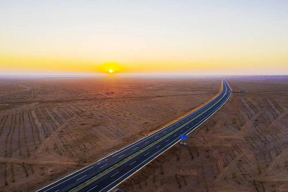 万里黄沙，波涛如怒，谁建起这条横贯中国的壮阔公路？