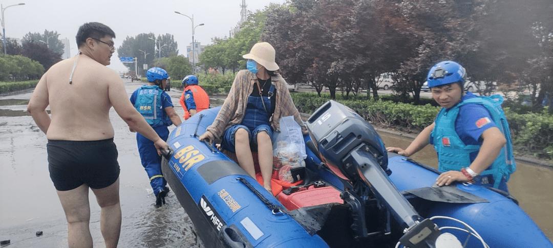 我在洪水中救人图片,洪灾到来三十多处紧急救援