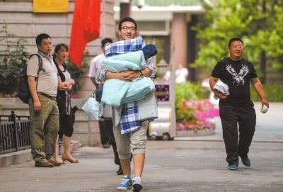 高中生住读和走读哪种有优势,专家建议高中走读还是住读