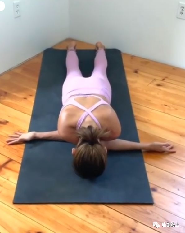 肩膀僵硬瑜伽体式怎么缓解,练瑜伽肩膀酸怎么回事