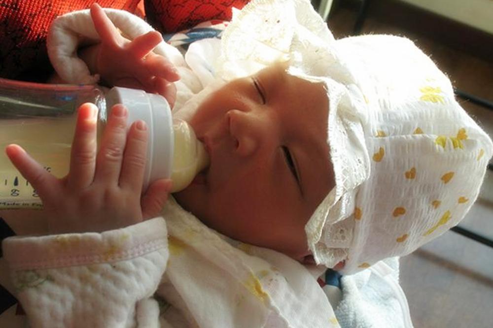 宝宝多大会吃夜奶最合适,宝宝吃夜奶一顿吃多少合适