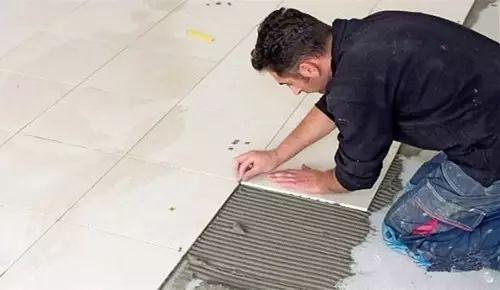 瓷砖怎么选比较专业,一招教你选瓷砖