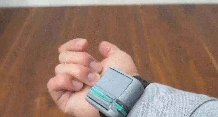 外国小哥用盒子做蜘蛛侠发射器,国外小哥做蜘蛛侠发射器完美还原