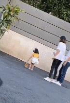 三岁男孩遭亲妈狠踢,3岁孩子被妈妈狠踢现场