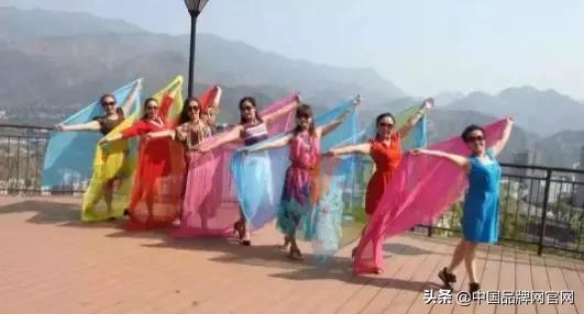 回家过年被父母嫌弃的他拿出了这些东西，父母泪目