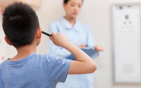 儿童看平板电脑损伤视力大约是电视三倍,预防近视可以这样做