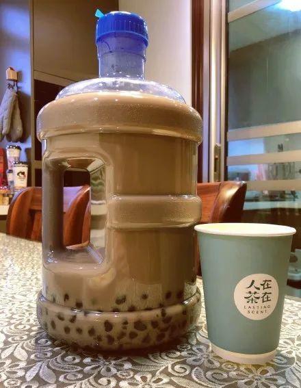 四川的一家奶茶店居然推出了新品：“N95口罩奶茶”：