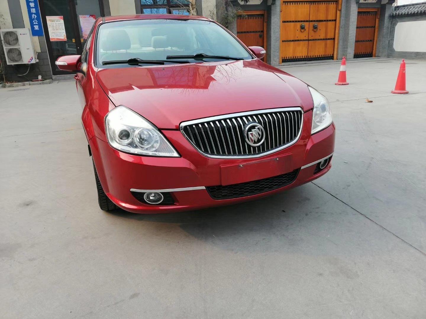 白色的家用车,白色的车价格高一点