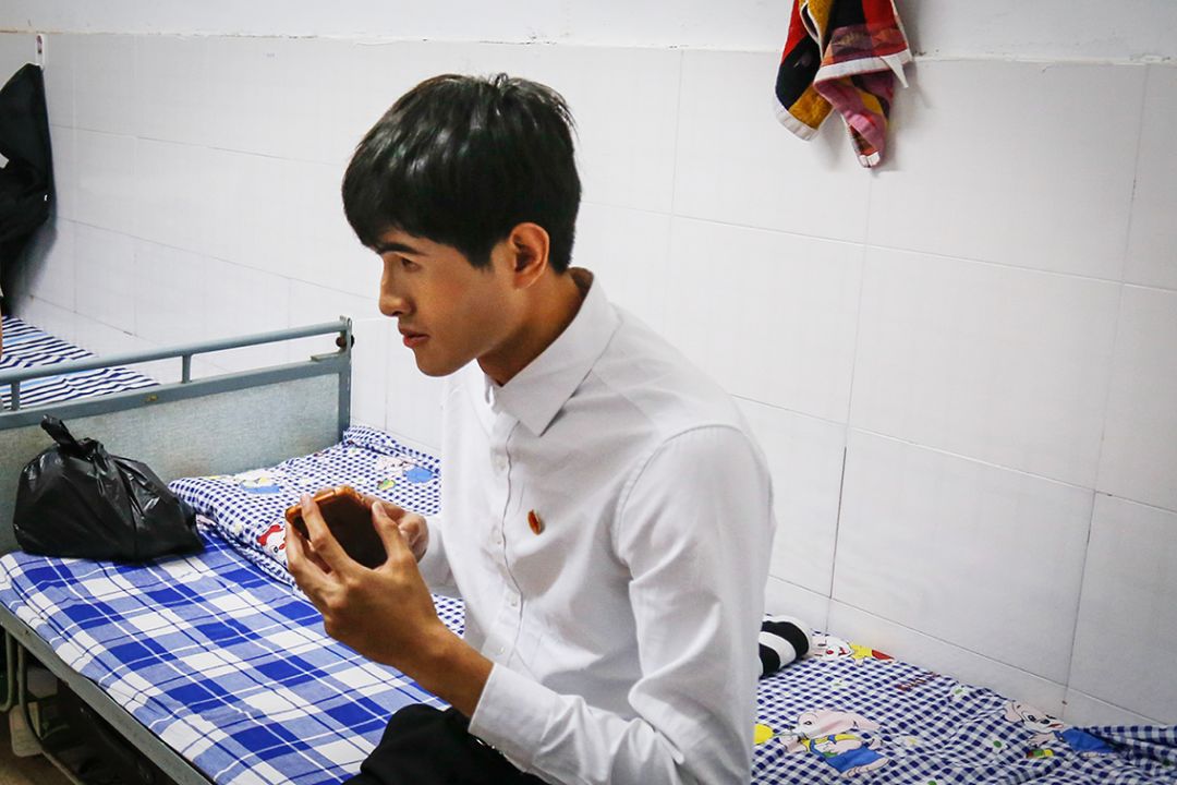 这个盲人不一般，用手机贼溜，淘宝购物、八块腹肌、参加足球比赛样样在行