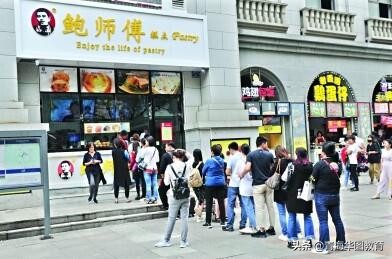 2019青海省面试热点：鲍师傅道歉武汉一店雇人排队乃正常营销？