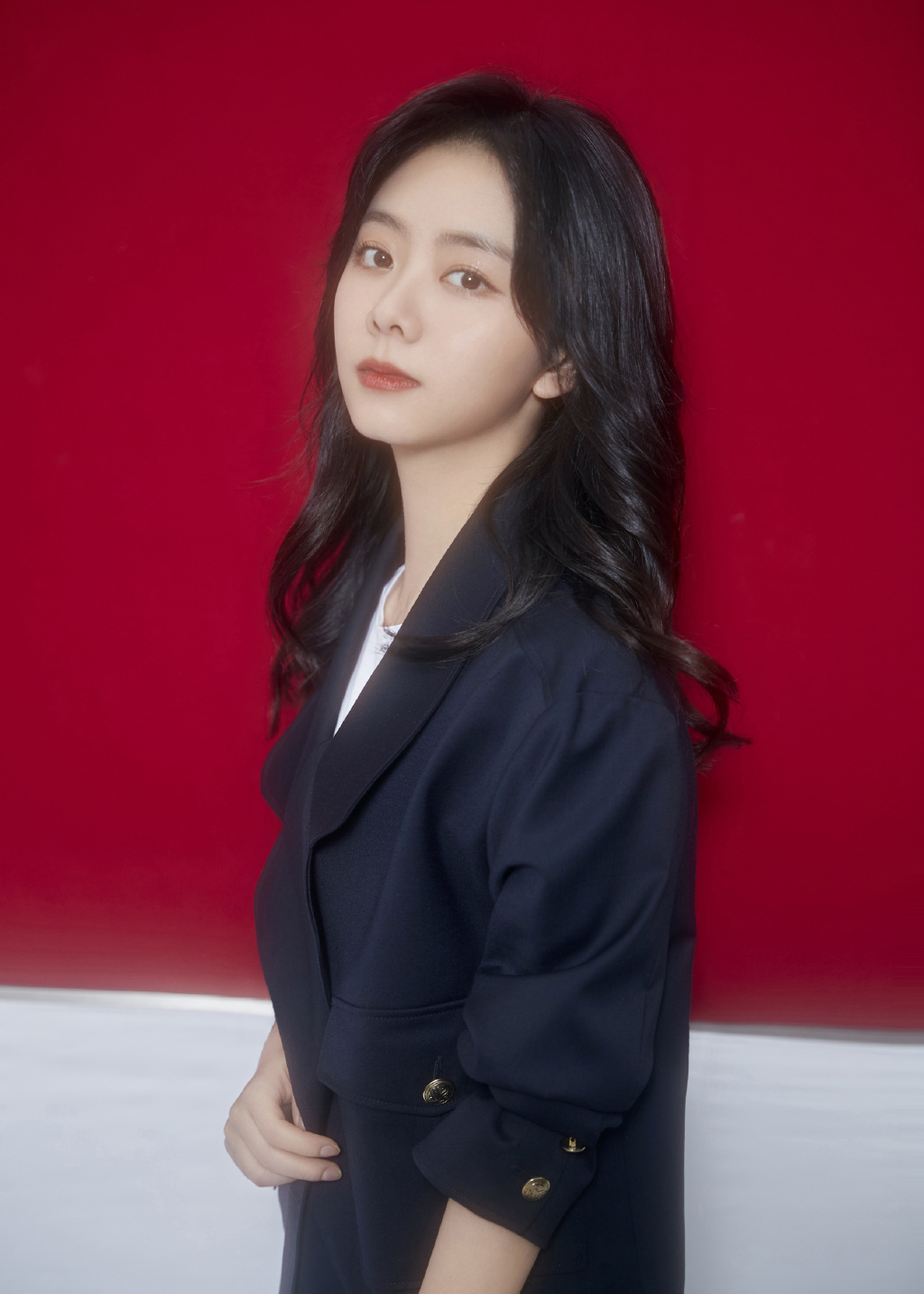 谭松韵针织衫配短裙少女感十足,谭松韵全黑造型