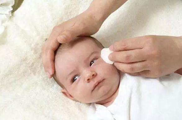 新生儿洗澡身上擦什么,夏天宝宝用什么洗澡可以去除痱子