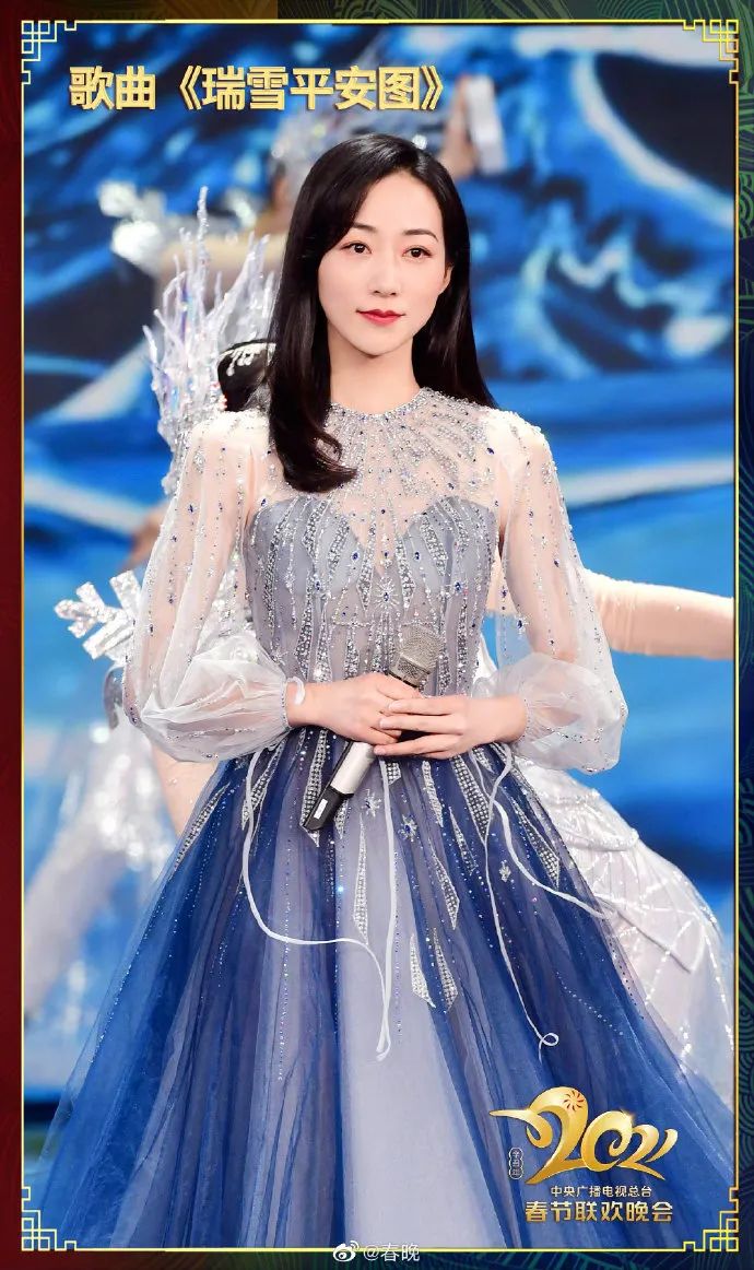 春晚时尚图鉴：热巴杨幂的红裙、王菲刷碗手套和董卿李思思的口红