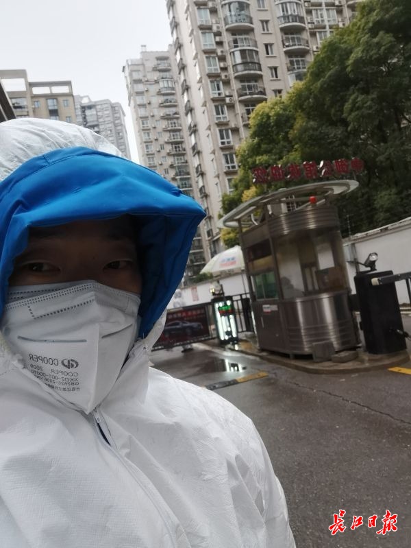 带着居民送的口罩、吃着大姐送的包子，外卖骑手面对业主“红包雨”流泪了