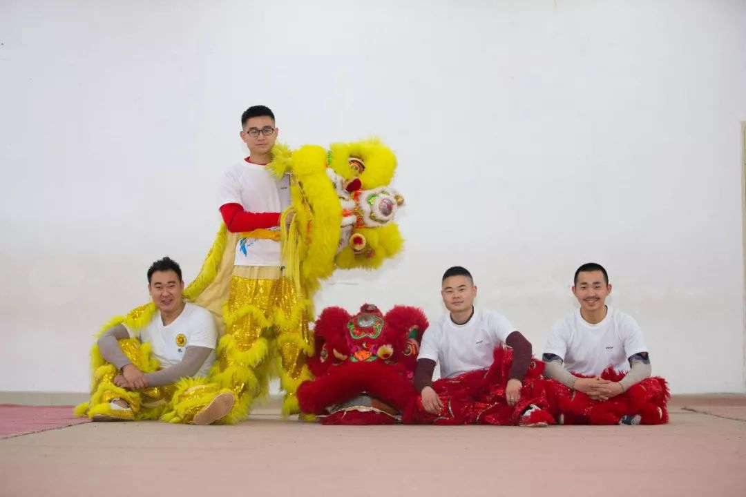 这群中江狮子为啥逗人爱?能跳能翻还会抓痒眨眼、难怪火了7年