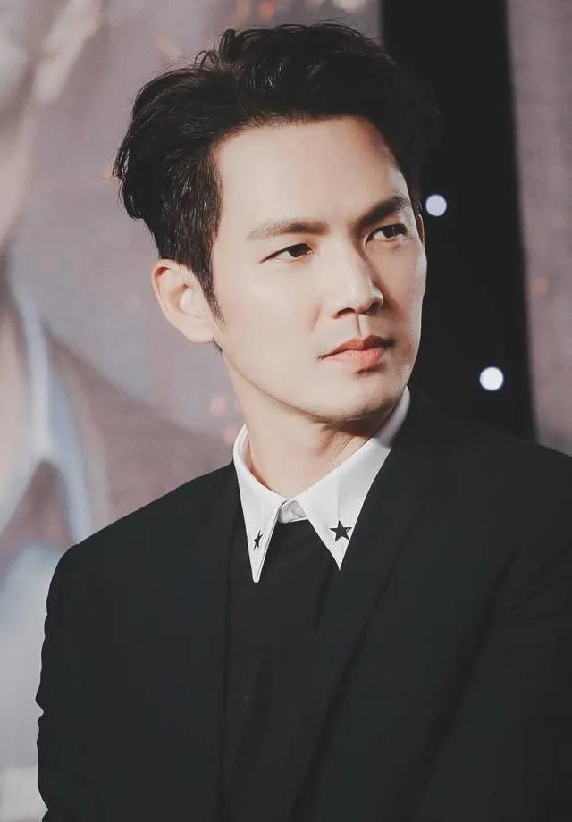 行走的荷尔蒙,这6位越老越有味,大胡茬克制又霸道,气质太绝了