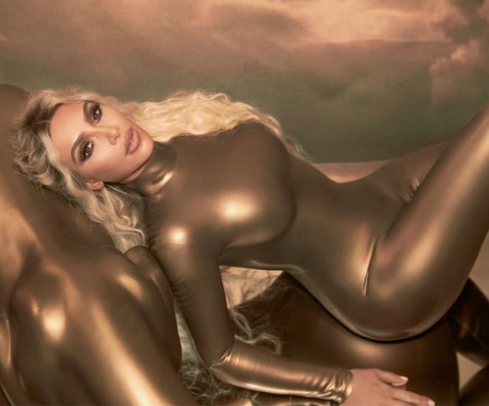 卡戴珊为好看不上厕所,穿“乳胶衣”生拉硬拽,臀大胯宽总是卡住