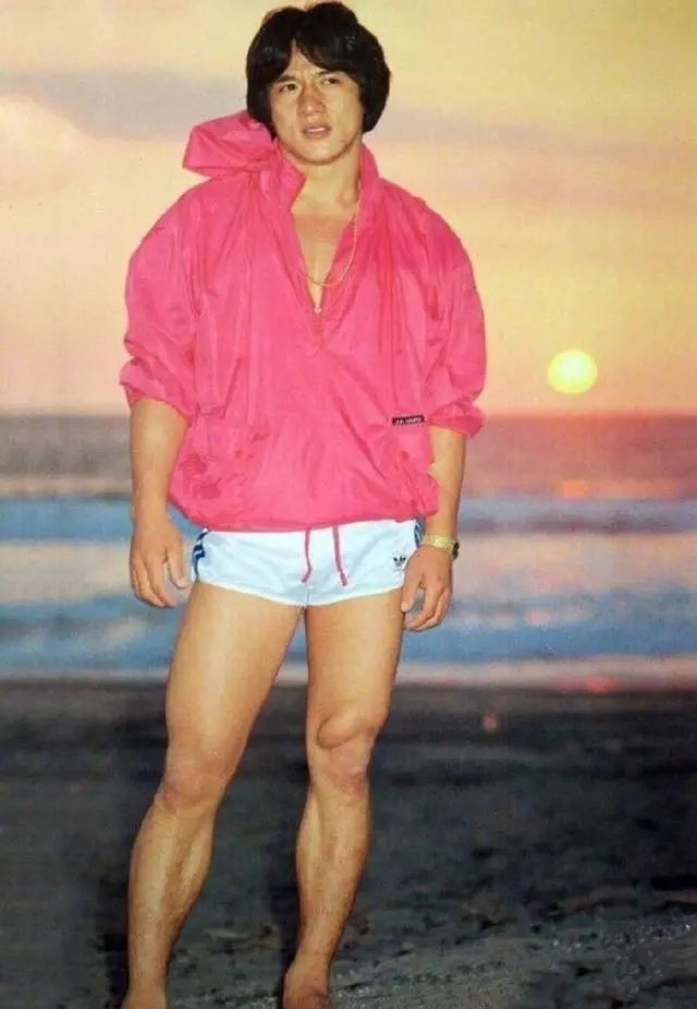 功夫天王变时尚大佬！成龙李小龙昔日穿搭竟引领后世潮流