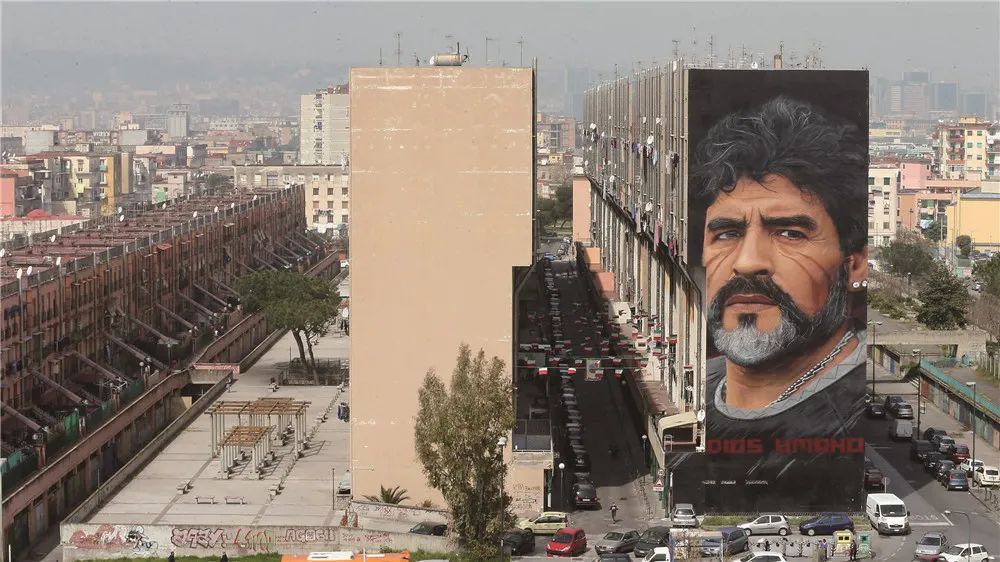 足球使他年少成名,足球史上永不磨灭的马拉多纳传奇