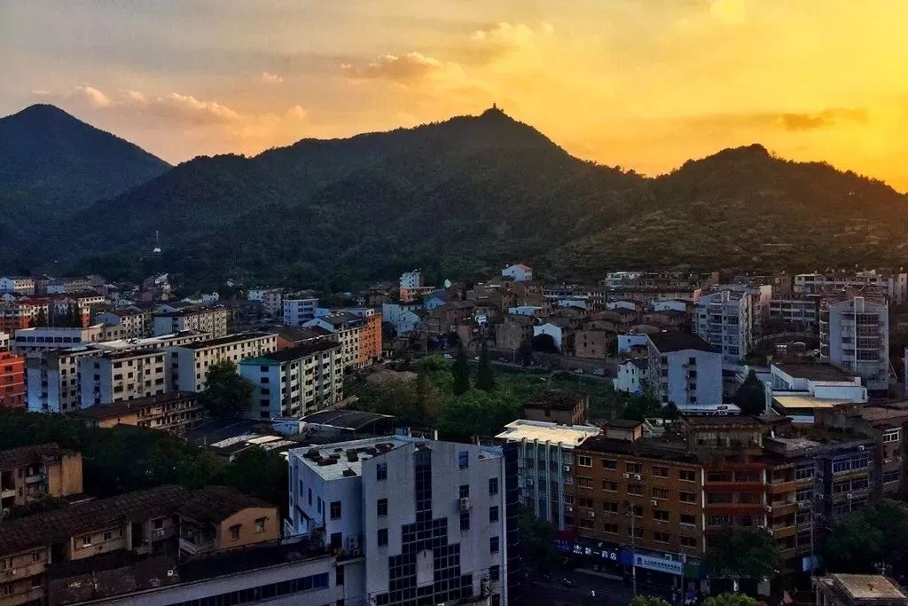 在只有KTV和麻将馆的县城里建一座图书馆，他们坚持了8年