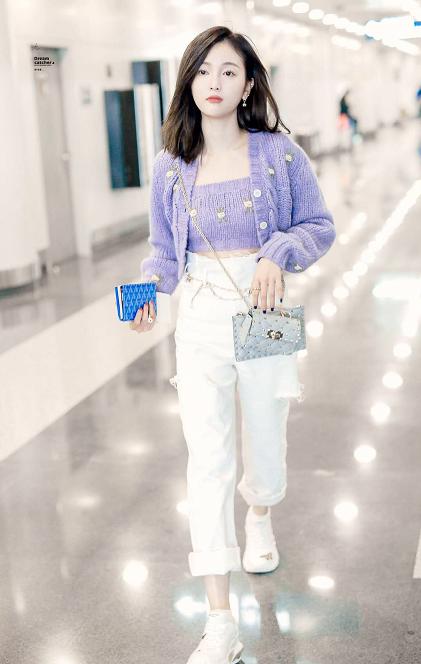 妈妈看了要流泪！吴宣仪录节目衣服“烂”到毛边，年轻人这么省？