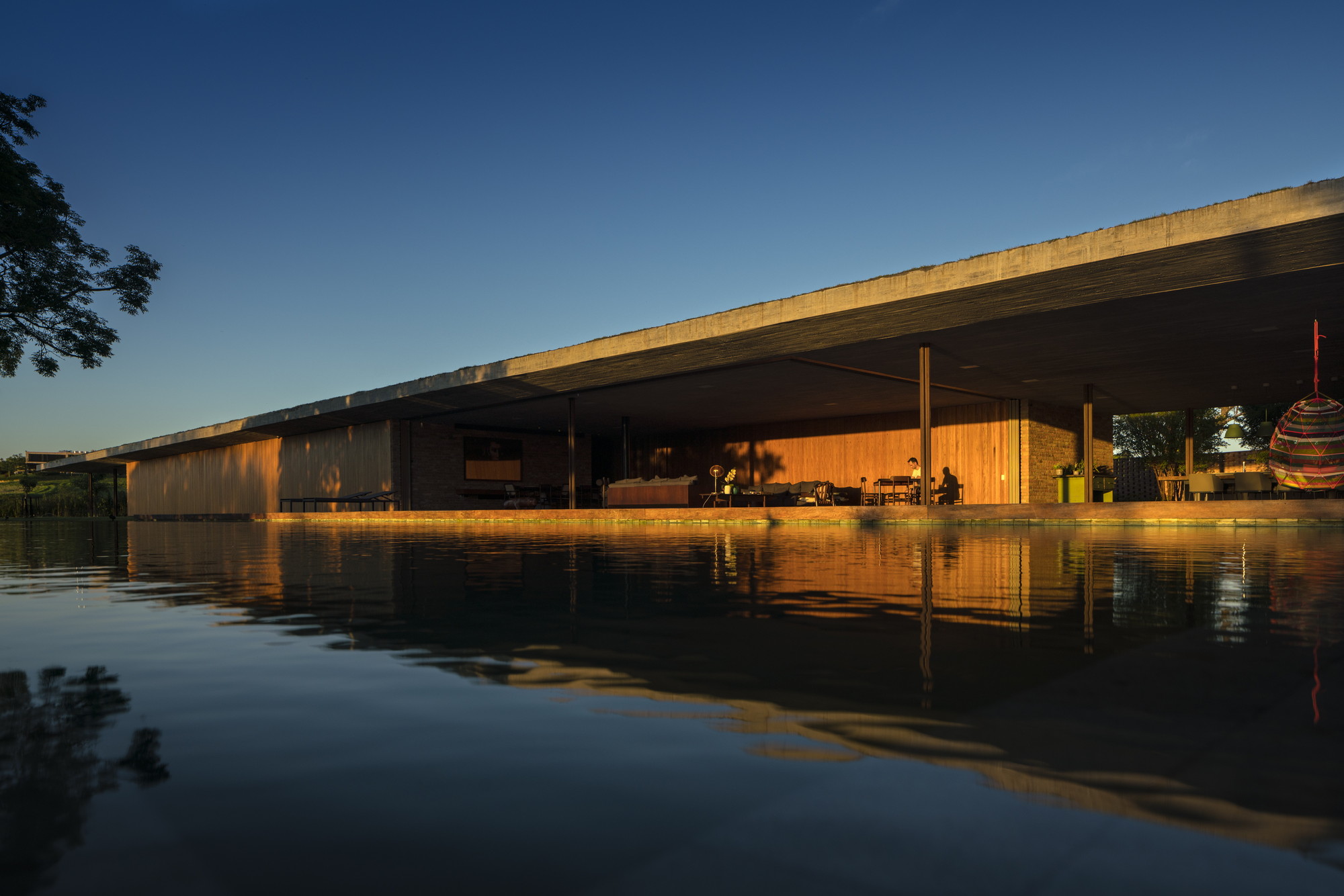 1000m²屋顶满种绿草，消隐在田园水光里的家