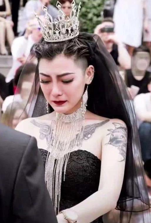 黑尾酱喜欢的婚纱,黑尾酱黑色婚纱